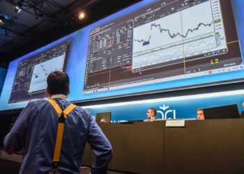 L’estate d’oro di Piazza Affari con record a oltre 54mila punti: “Trainano risiko bancario ed energetici”