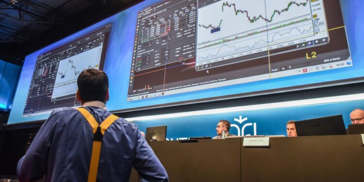 L’estate d’oro di Piazza Affari con record a oltre 54mila punti: “Trainano risiko bancario ed energetici”