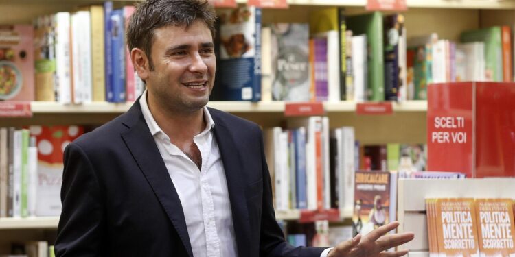 Alessandro Di Battista ricoverato a Cuba in gravi condizioni, ‘forte mal di testa e malore’