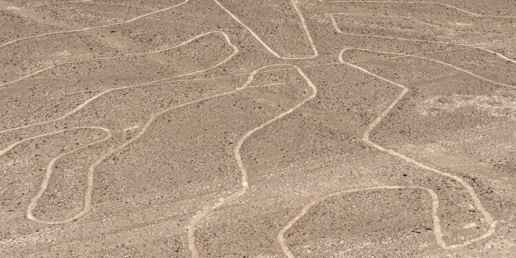Perù, aereo con italiani a bordo sorvolava Linee di Nazca: cosa sono