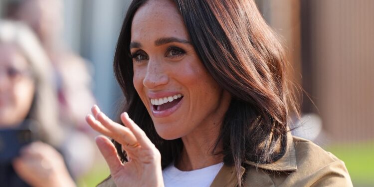 Meghan Markle compie 45 anni ma Buckingham Palace la snobba: nessun messaggio di auguri per il compleanno