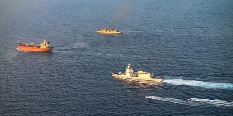 Nave della Marina abborda petroliera della ‘flotta ombra’ russa a Pantelleria