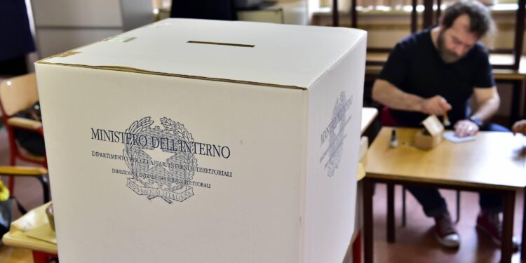 Sondaggio politico, Fratelli d’Italia stabile e Pd cala. Vannacci sale ancora