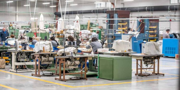 Industria, Italia -1% a giugno: peggio di Germania, Francia e Spagna mentre l’Eurozona è ferma