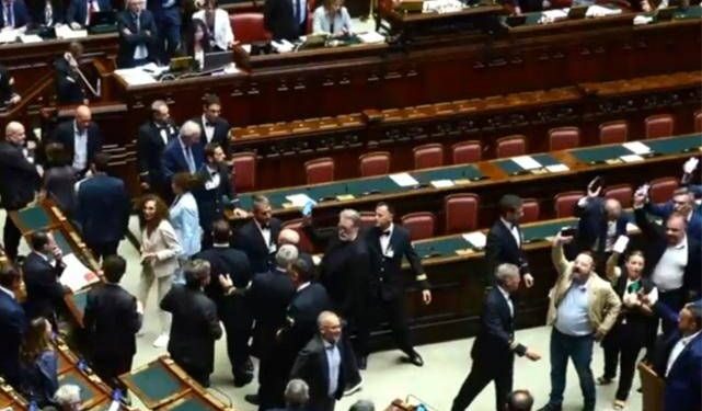 Caso Delmastro, la Camera nega l’uso delle chat: tensione in Aula