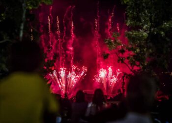 Fuochi d’artificio non fanno dormire una famiglia: “Siamo insonni, non ce la facciamo più”