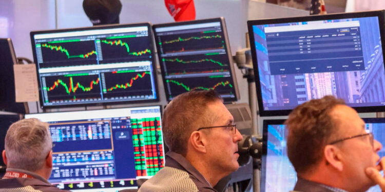 Spread Btp-Bund oggi a 79,8 punti: rendimento del Btp al 4,04%, cosa cambia per chi investe