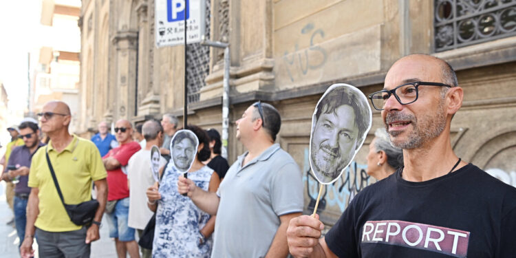 A Torino un presidio di solidarietà a Ranucci e Report sotto la sede Rai