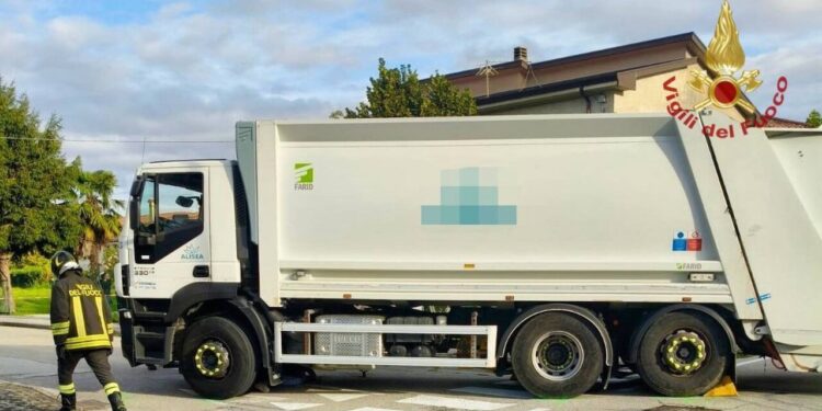 Travolta dal camion dei rifiuti mentre porta la figlia a scuola, morta donna