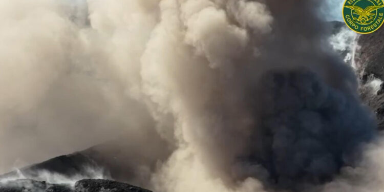 La cenere dall’Etna blocca l’aeroporto di Catania, voli sospesi fino alle 22
