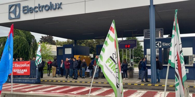 Sindacati proclamano sciopero di 8 ore in tutti gli stabilimenti Electrolux