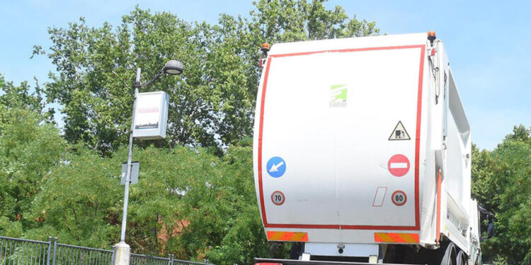 Travolta dal camion dei rifiuti mentre porta la figlia a scuola, morta donna