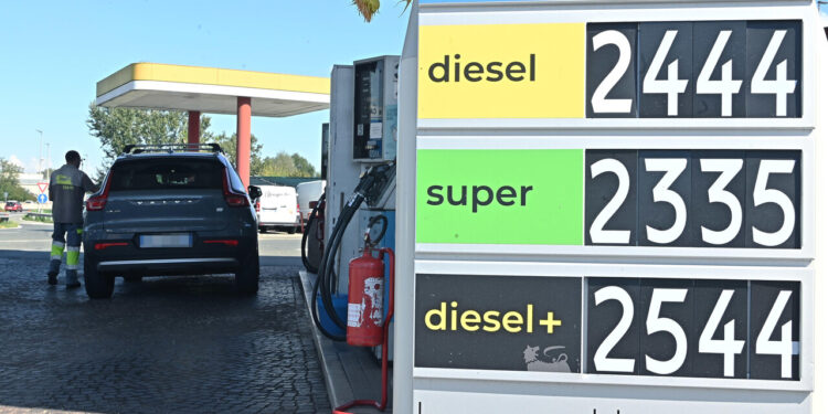 Mini-ritocchi al rialzo per i carburanti, benzina a 2,053 euro al litro