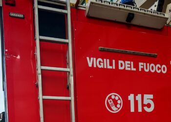 Giovane precipita per 15 metri e muore in piazza Gae Aulenti a Milano
