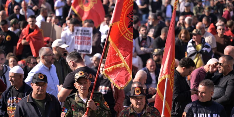 A Pristina manifestanti tentano assalto a sede Ue dopo la condanna a Thaci, respinti