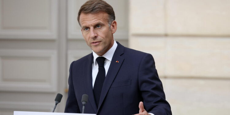 Macron avverte, ‘attacchi ibridi russi non resteranno senza risposta’