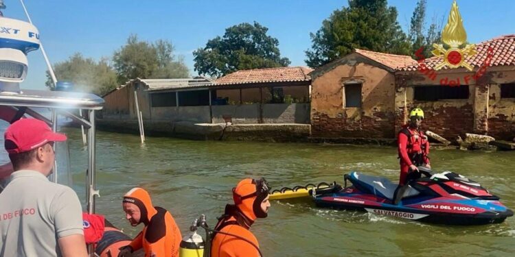Terzo giorno di ricerche per la donna dispersa in laguna a Venezia