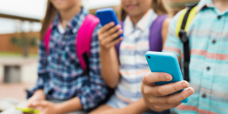 Ue, nuove regole sui social per i minori: divieto per gli under 13 e niente account autonomi prima dei 15 anni