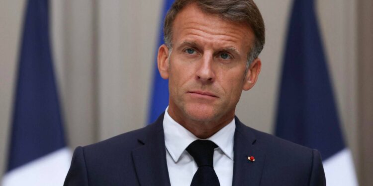 Francia si prepara ad attacchi dalla Russia, Macron: “Chiesto piano contro droni”