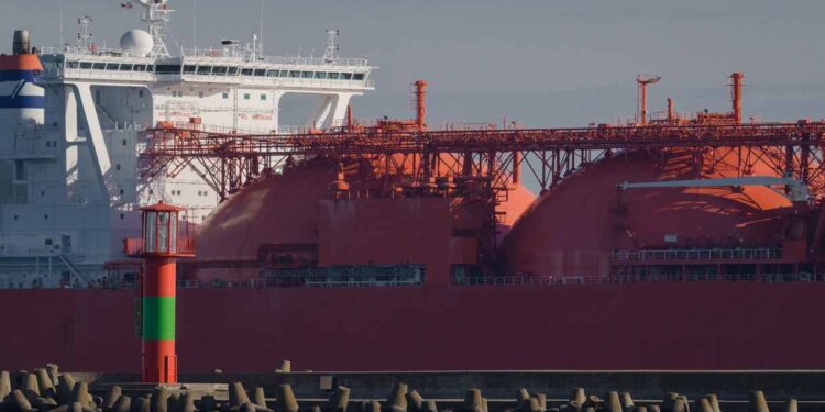 Gas, l’Asia taglia gli acquisti: più Gnl per l’Europa, cosa cambia per le bollette