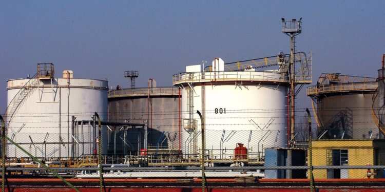 Petrolio: l’allarme di Giorgetti sugli extraprofitti delle raffinerie Ue