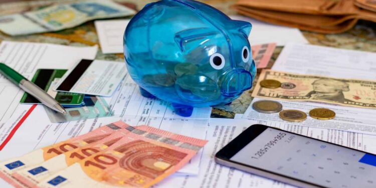 Risparmi, 10mila miliardi fermi sui conti: cosa rischia chi non investe