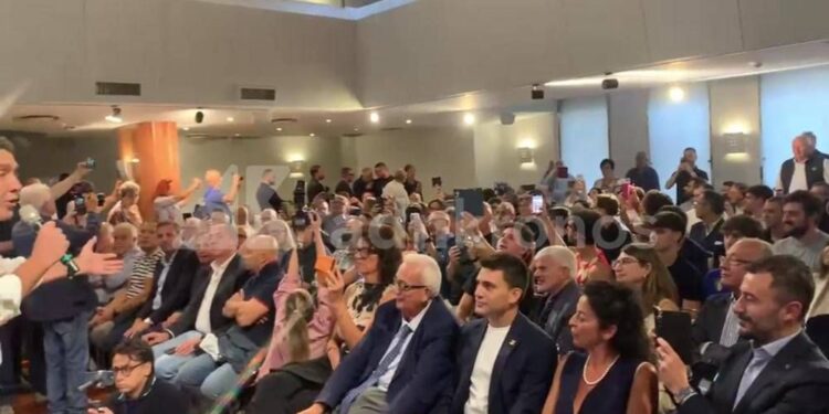 Torino, una donna contesta Vannacci e viene allontanata. Lui: “È antidemocratica”