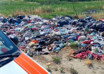 In torrente del Foggiano chilometri di scarti di abiti usati abbandonati