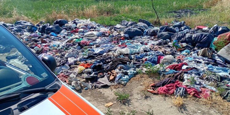 In torrente del Foggiano chilometri di scarti di abiti usati abbandonati
