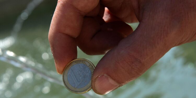 L’euro scivola sul dollaro, timori contagio dalla Francia e rally rendimenti dei bond