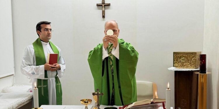 Il Papa in recupero, ha celebrato la messa. Diffuse le prime foto dal ricovero