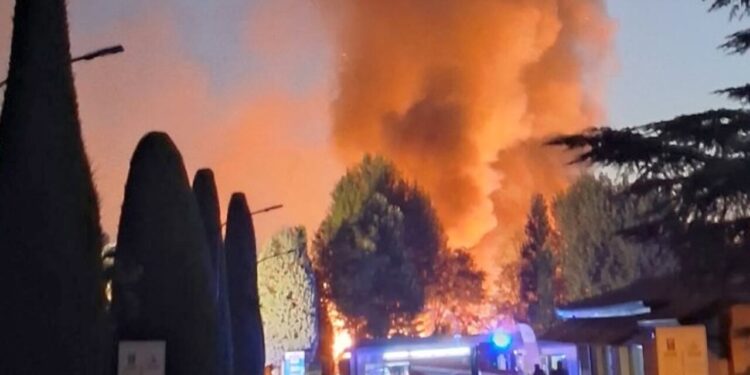 Vasto incendio in un camping sul Garda, intervenuti 4 pompieri tedeschi in vacanza
