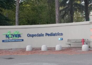 Ingoia una pila a bottone, salvato bimbo di un anno a Massa