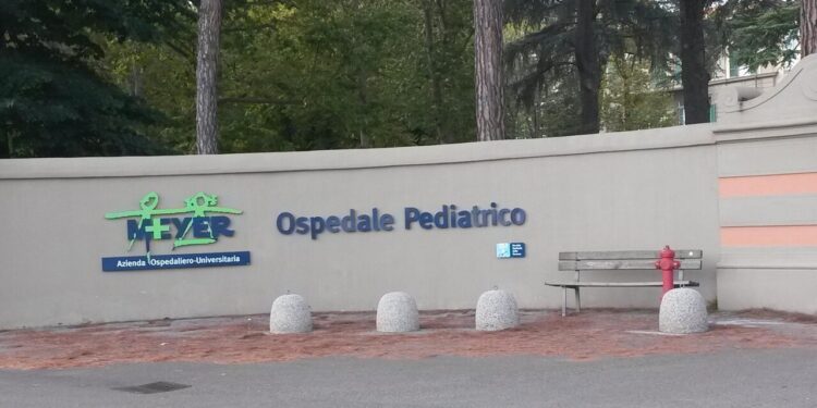 Ingoia una pila a bottone, salvato bimbo di un anno a Massa