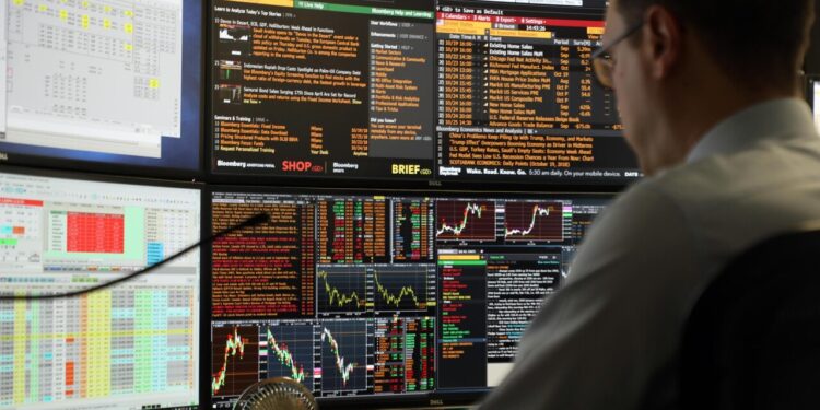 Borsa: Milano gira di nuovo in calo e cede lo 0,5% con le banche