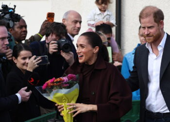 Bagno di folla per Harry e Meghan nel primo impegno pubblico dopo rientro in Gb