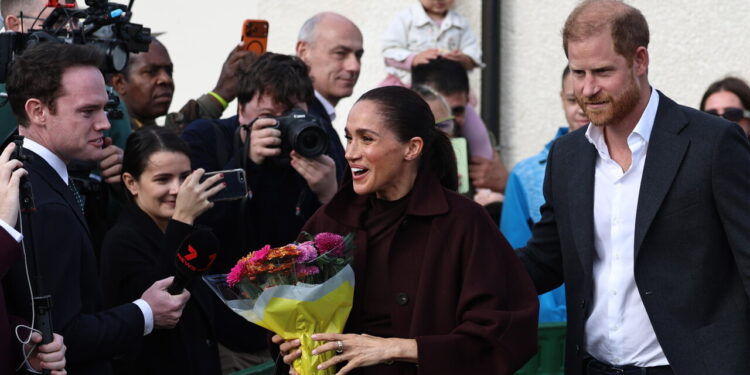 Bagno di folla per Harry e Meghan nel primo impegno pubblico dopo rientro in Gb