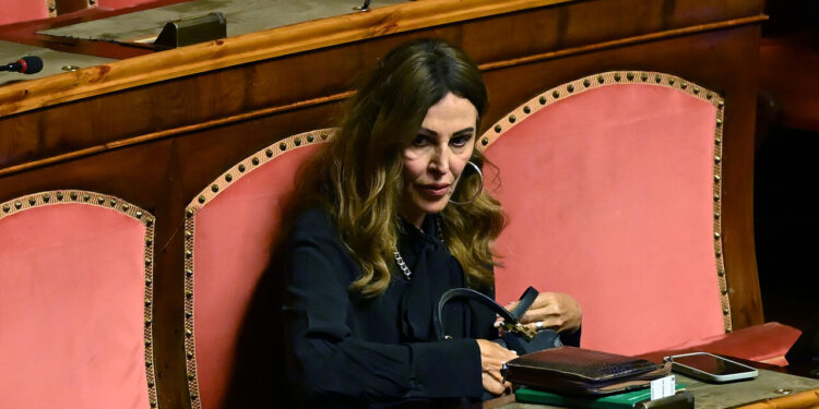 Santanchè accusata di diffamazione, il tribunale ricorre alla Consulta