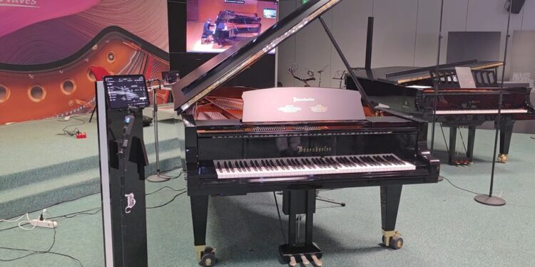 Pianoforte suona da solo a Cremona, il pianista è a Rovigo
