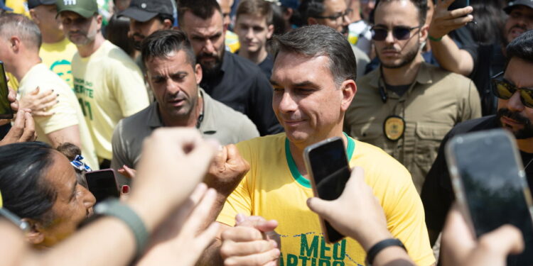 Flavio Bolsonaro vota a Rio e attacca il governo Lula