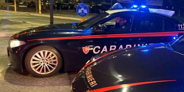 Tenta di uccidere la compagna, lei scappa dai vicini con la bimba e si salva. L’uomo si è ucciso gettandosi dal balcone