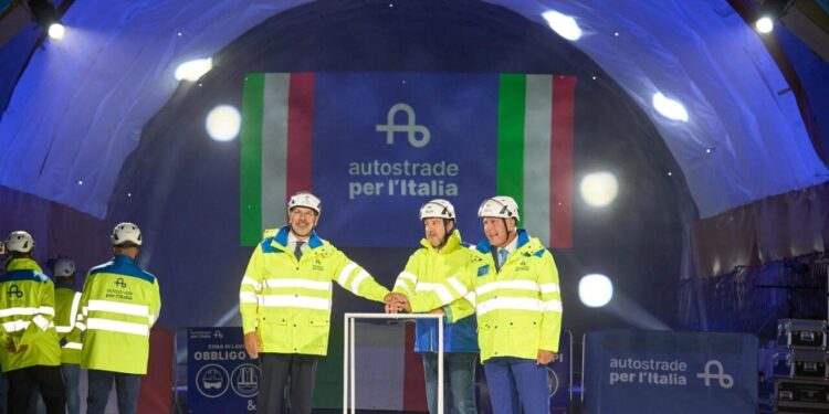 Autostrade, terminato scavo della nuova galleria San Donato sulla A1