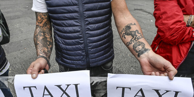 Tassisti in piazza a Napoli contro ‘Caro carburante’ e traffico