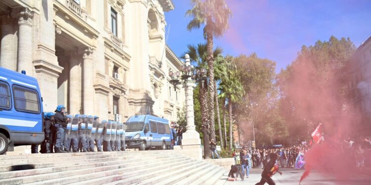 Valditara, ‘non è dissenso ma teppismo politico’
