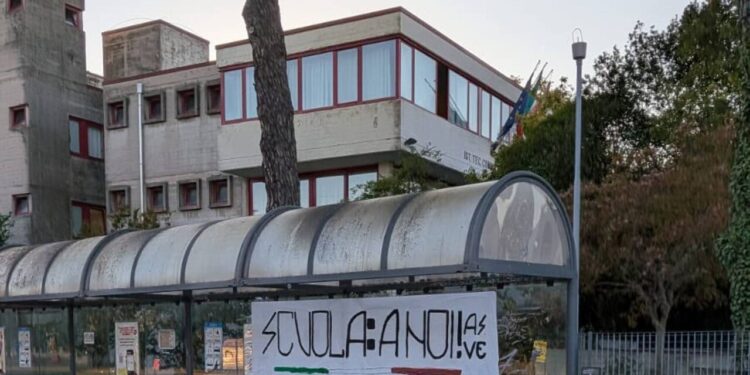 Pd, ‘striscione con motto fascista davanti a una scuola nel veneziano’