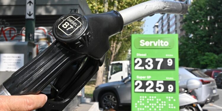 Niente accise mobili, il Governo frena sugli sconti dopo il ritorno del price cap
