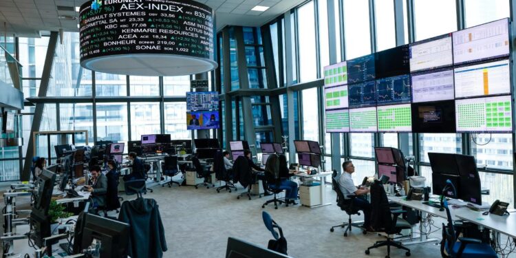 Lo spread torna a crescere, 111 punti base ma sui Btp cala la pressione