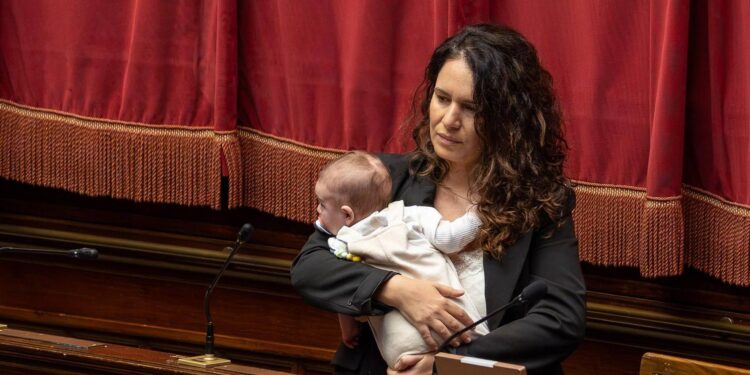 Legge elettorale, Barzotti in aula con il figlia piccola per seguire Conte