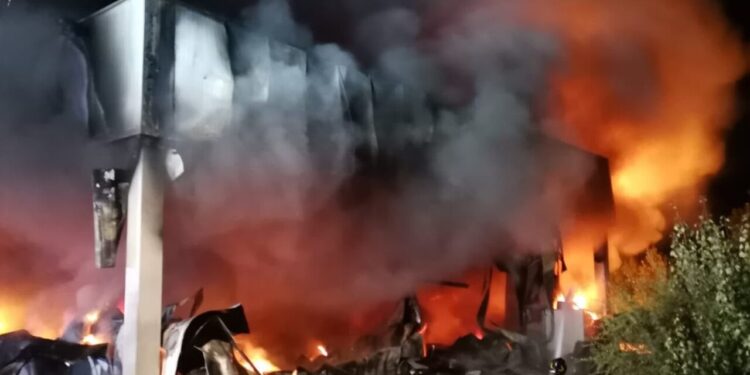 Vasto incendio all’ex centrale del latte di Alba, spento e ora bonifica