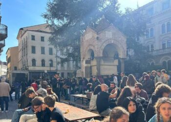 Corteo studenti Padova termina con ‘pranzo sociale’ davanti alla Prefettura